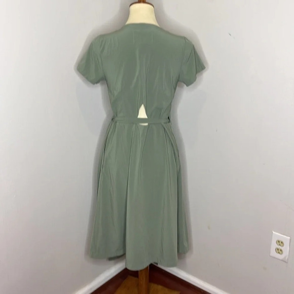 Elegant Green Wrap Dress - Picture 6 of 12
